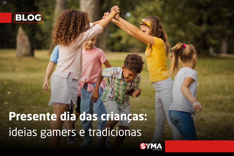 Crianças brincando ao ar livre em grupo