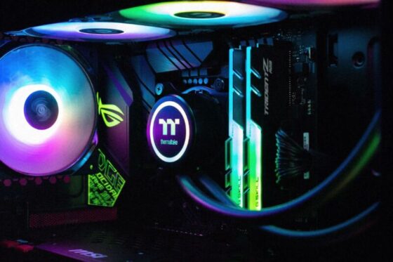 Computador gamer com iluminação RGB e componentes premium