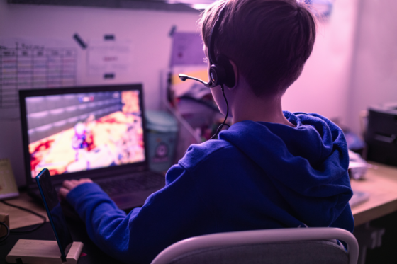 Criança jogando videogame com fone de ouvido