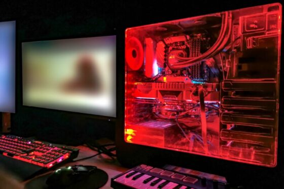 gabinete de computador iluminado em vermelho