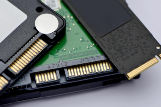 Vários modelos de drives de armazenamento em close.