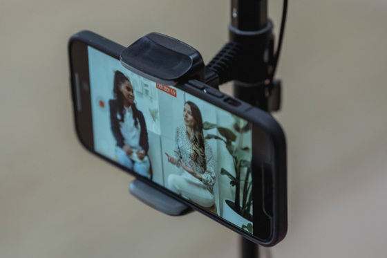 Entrevista sendo gravada com smartphone em tripod