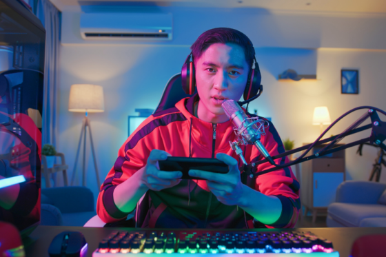 Jovem jogando videogame em ambiente colorido