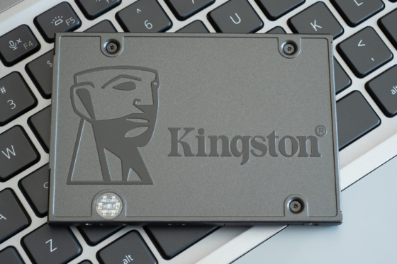 SSD Kingston sobre teclado de laptop